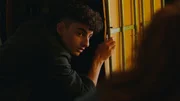 Kai (Narek Awanesyan) versucht, aus dem Studiogeb&auml;ude zu fliehen.