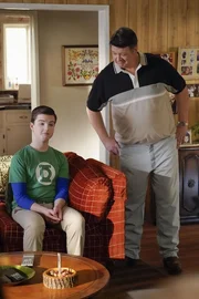 Sheldon Cooper (Ian Armitage, l.); George Cooper sen. (Lance Barber, r.)