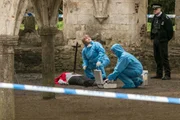 Rechtsmedizinerin Fleur Perkins (Annette Badland, l.) untersucht die Leiche von Emani Taylor (Amber Aga) in den Gemäuern von Causton Abbey.