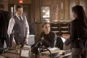 Von Captain Victoria Gates (Penny Johnson, r.) erfahren Kate Beckett (Stana Katic, M.) und Kevin Ryan (Seamus Dever, l.), dass der Scharfschütze erneut zugeschlagen hat ... Von Captain Victoria Gates (Penny Johnson, r.) erfahren Kate Beckett (Stana Katic, M.) und Kevin Ryan (Seamus Dever, l.), dass der Scharfschütze erneut zugeschlagen hat ...