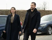 Christiane Paul als Europol Agent Katrin Jaeger und Luke Kleintank als Special Agent Scott Forrester.