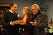 Uschi und Martin gratulieren Hubert zum Geburtstag. Von links: Hubert Kirchleitner (Bernhard Ulrich), Uschi Guggenmoser (Silke Popp) und Martin Kirchleitner (Hermann Giefer).