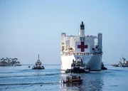 Seit mehr als 35 Jahren wird die USNS Mercy als schwimmendes Krankenhaus eingesetzt und hat in verschiedenen Regionen des Pazifiks bei Katastrophen Soforthilfe geleistet.