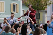 Pedro Pilzner (Wolfgang Cerny, r.) und sein Agent Leo Lindner (Ferdinand Hofer, l.) beim Auftritt auf dem Marktplatz in Pöllau. (Komparsen im Bild). Pedro Pilzner (Wolfgang Cerny, r.) und sein Agent Leo Lindner (Ferdinand Hofer, l.) beim Auftritt auf dem Marktplatz in Pöllau. (Komparsen im Bild).