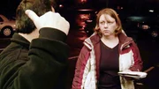 Ein Mann und eine Frau stehen auf dem Parkplatz