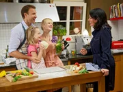 Dr. Martin Stein (Bernhard Bettermann) und seine Tochter Marie (Henriette Zimmeck, 3. von links) sind so glücklich darüber, dass Elena Eichhorn (Cheryl Shepard, rechts) und ihre Tochter Sophie (Leni Johanna Trost) endlich eingezogen sind, dass Martin sofort den nächsten Schritt gehen möchte: Er will Elena einen Heiratsantrag machen. Allerdings verhält er sich dabei so verdächtig, dass er damit Elenas Argwohn weckt.