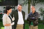 Noch am Tatort ermitteln Stadler (Dieter Fischer, M.), Bergmann (Florian Fitz, r.) und Dr. Eckstein (Petra Einhoff, l.), wer den Paparazzo ermordet hat.
