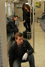 Als in einer U-Bahn ein Fahrgast erschossen wird, werden Stella (Melina Kanakaredes, hinten), Danny (Carmine Giovinazzo, vorne) und Mac (Gary Sinise, M.) hinzugezogen, um den T&auml;ter zu fassen ...