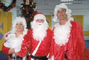 So sehen gestandene Nikoläuse aus: Nikola (Mariele Millowitsch), Dr. Schmidt (Walter Sittler) und Tim (Oliver Reinhard) haben den Kampf gegen die Besinnlichkeit gewonnen.