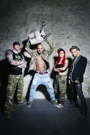 (1. Staffel) - den Kampf an: (v.l.n.r.) Randy Engelhard, Bertram "Berti" Krause, Nancy Mietzi und Mick Mark ...