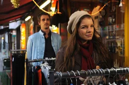 Niemand auf der Erde kann den Weihnachtsengel Uriel (Max von Thun, l.) wahrnehmen - au&szlig;er der blinden Lichtskulpturk&uuml;nstlerin Laura (Yvonne Catterfeld, r.) wahr. Prompt verliebt er sich die liebevolle Sch&ouml;nheit ...