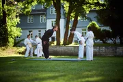 Herr Hauser (Frederic Heidorn) und Sibel (Josie Hermer) geben Reena (Sophia Leonie Mauritz, r.) eine Karate-Stunde.