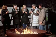 Die Landfrauen trinken Apfelpunsch am Feuer. v.li.: Anne-Christin Trautwein, Sonja M&uuml;ller, Michaela Pistono, Petra Waldraff, Lara Jenner