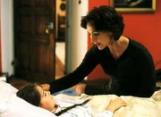 Die Gräfin (Christiane Kaufmann) kümmert sich um Lieschen (Stefanie Werner), eine kleine Waise, die auf der Suche nach einer Familie ist, mit der sie Weihnachten feiern kann. Die Gräfin (Christiane Kaufmann) kümmert sich um Lieschen (Stefanie Werner), eine kleine Waise, die auf der Suche nach einer Familie ist, mit der sie Weihnachten feiern kann.