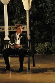 Ted (Josh Radnor) am Bahnhof Farhampton.