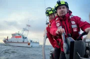 Die Seenotretter - Szene der Staffel 2; Seenotretter der Station Norderney.