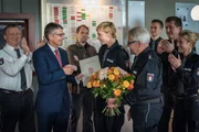Der Polizeipräsident (Ralf Martin Meyer, 2.v.l.) und die Kollegen vom PK 21, Wolf Haller (Hannes Hellmann, l.), Mattes Seeler (Matthias Schloo, 3.v.l.), Wolle (Harald Maack, 4.v.r.), Hans Moor (Bruno F. Apitz, 2.v.r.) und Franzi Jung (Rhea Harder-Vennewald, r.) beglückwünschen Melanie (Sanna Englund, 4.v.l.) zu ihrer Ernennung zur Polizeihauptkommissarin sowie zur neuen Dienstgruppenleiterin. Der Polizeipräsident (Ralf Martin Meyer, 2.v.l.) und die Kollegen vom PK 21, Wolf Haller (Hannes Hellmann, l.), Mattes Seeler (Matthias Schloo, 3.v.l.), Wolle (Harald Maack, 4.v.r.), Hans Moor (Bruno F. Apitz, 2.v.r.) und Franzi Jung (Rhea Harder-Vennewald, r.) beglückwünschen Melanie (Sanna Englund, 4.v.l.) zu ihrer Ernennung zur Polizeihauptkommissarin sowie zur neuen Dienstgruppenleiterin.