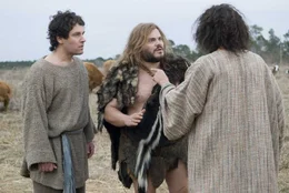 Kaum der Steinzeit entkommen, da muss Zed (Jack Black, M.) auch schon die Ermordung Abels (Paul Rudd, l.) durch seinen Bruder Kain (David Cross, r.) erleben ...