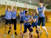 Lars kann mit der Therapie beginnen. v.l.: Schwester Arzu (Arzu Bazman); Sarah Marquardt (Alexa Maria Surholt); Statist; Dr. Philipp Brentano (Thomas Koch); Sebastian Maier (Steve Wrzesniowski); Mara K&ouml;nig (Daniela Schulz)