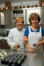 Die K&ouml;chin Christina Maresi (li.) will mit ihrer Angestellten den ber&uuml;hmten Caviale Ferrarese zubereiten.