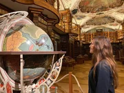 In der Stiftsbibliothek St. Gallen macht sich die Theologin Jacqueline Straub auf die Suche nach dem Ursprung der Geschichte um die P&auml;pstin Johanna.