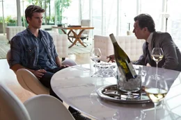 Wyatt Telecom CEO Nicolas Wyatt (Gary Oldman) wirbt Adam Cassidy (Liam Hemsworth) als Wirtschaftsspion an.