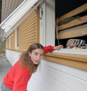 Verdächtiges Treiben: Was macht Emma vor dem Jungs-Zimmer? Verdächtiges Treiben: Was macht Emma vor dem Jungs-Zimmer?