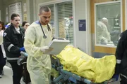 In der Notaufnahme geht es drunter und dr&uuml;ber, jeder versucht sein Bestes zu geben, damit er seinen Job nicht verliert. Jedoch geht der Tag f&uuml;r Dr. Jackson Avery (Jesse Williams, vorne) und seine Kollegen nicht problemlos &uuml;ber die B&uuml;hne ...