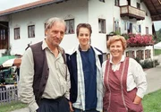 Eine l&auml;ndliche "Patchwork Familie": Opa Ludwig (G&uuml;nther Maria Halmer) mit seinem Enkel Jonas (Max Felder) und seiner Haush&auml;lterin Rosi (Christiane Blumhoff).
