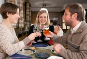 Bei einem kleinen Umtrunk mit Bärbel Schmied (Meike Droste, l.) und Dietmar Schäffer (Bjarne Mädel, r.) anlässlich Bärbels Geburtstag im "Gasthof Aubach" genehmigt sich Sophie Haas (Caroline Peters, M.) ein, zwei Gläschen zuviel. Mit fatalen Konsequenzen. Bei einem kleinen Umtrunk mit Bärbel Schmied (Meike Droste, l.) und Dietmar Schäffer (Bjarne Mädel, r.) anlässlich Bärbels Geburtstag im "Gasthof Aubach" genehmigt sich Sophie Haas (Caroline Peters, M.) ein, zwei Gläschen zuviel. Mit fatalen Konsequenzen.