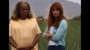 Tess (Della Reese, l.) und Monica (Roma Downey) haben Mitleid mit dem Schicksal der Wanderarbeiter.