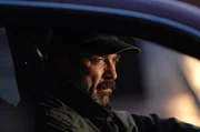 Chief Stone (Tom Selleck) observiert auf eigene Faust. Chief Stone (Tom Selleck) observiert auf eigene Faust.