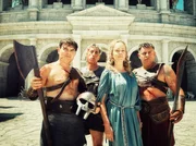 Die Gladiatoren Titus (Carsten Strauch, l.), Juba (Alexander Schubert, 2.v.l.) und Dionysios (Paul Sedlmeir, r.) stehen vor ihrer gr&ouml;&szlig;ten Herausforderung. Wie sollen sie Onira (Judith Richter, 2.v.r.) klar machen, dass ihr Mann in der Arena von einem L&ouml;wen zerfetzt wurde?