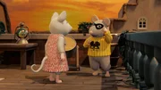 Julia (links) hat die "Maskierte Maus" ertappt. Es ist Sam (rechts), der in diese Rolle geschl&uuml;pft ist, um einmal ein Held zu sein und um den Bewohnern des M&auml;usehauses zu helfen.