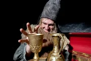 Der Zwerg (Detlev Buck) bem&auml;chtigt sich des k&ouml;niglichen Kronschatzes.