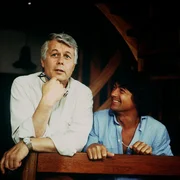 Werner (Peter Weck, l.) bekommt Besuch von seinem guten Freund Wolfgang (Herbert Herrmann, r.).