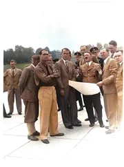 Adolf Hitler und Albert Speer, Chefarchitekt der NS-Regierung, studieren Pl&auml;ne f&uuml;r den Komplex in N&uuml;rnberg, in dem die Parteiversammlungen der Nazis abgehalten werden sollten