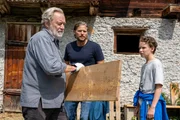 Auf der Suche nach seiner vermissten Mutter lernt Leon (Jacob Speidel, r.) seinen Gro&szlig;vater Hubert Lindner (Gerd Silberbauer, l.) kennen. Markus (Sebastian Str&ouml;bel, M.) ist &uuml;berrascht, dass er so wenig Interesse an seinem Enkel und seiner Tochter zeigt.