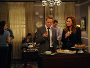 Lily und Marshall schmei&szlig;en eine Einweihungsparty, auf der es beinahe zu einer Pr&uuml;gelei zwischen Ted und Marshalls Boss kommt. W&auml;hrenddessen schmei&szlig;t sich Barney (Neil Patrick Harris, vorne l.) an eine Frau (Rebecca Creskoff, r.) ran, die geschieden und etwas verr&uuml;ckt ist ...