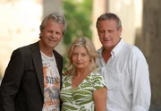 Juliane (Sabine Postel) hat die Wahl: zwischen ihrem Noch-Ehemann Max (Peter Sattmann, li.) und dem toskanischen Olivenbauer Nikolaus (Konstantin Wecker, re.).