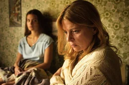Maria (Marlene Burow, hinten) und ihre Mutter Hannah (J&ouml;rdis Triebel) haben ein schwieriges Verh&auml;ltnis.