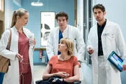 Oberarzt Dr. Niklas Ahrend (Roy Peter Link, rechts) hat Julia Berger (Mirka Pigulla, links) und Ben Ahlbeck (Philipp Danne, Mitte hinten) die Patientin Birgit Paschke (Winnie Böwe) als gemeinsamen Fall übertragen. Die beiden sollen ihre Teamfähigkeit unter Beweis stellen. Oberarzt Dr. Niklas Ahrend (Roy Peter Link, rechts) hat Julia Berger (Mirka Pigulla, links) und Ben Ahlbeck (Philipp Danne, Mitte hinten) die Patientin Birgit Paschke (Winnie Böwe) als gemeinsamen Fall übertragen. Die beiden sollen ihre Teamfähigkeit unter Beweis stellen.