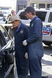 Bei den Ermittlungen: Jimmy (Brian Dietzen, r.) und Ducky (David McCallum, l.) ...