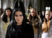 Die dreizehnte Schicksalsfee Maruna (Hannelore Elsner) erscheint ungebeten zur Taufe von Dornr&ouml;schen.