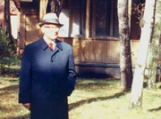 Erich Honecker vor Datsche in Moskau