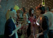 Von Frau Bräuning (Mirja Mahir, li.) erfährt Coco Luisa Liebtrau, re.), dass Alex einen kleinen Unfall hatte. Von Frau Bräuning (Mirja Mahir, li.) erfährt Coco Luisa Liebtrau, re.), dass Alex einen kleinen Unfall hatte.