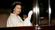 K&ouml;nigin Elizabeth II. (1926&ndash;2022) winkt w&auml;hrend eines Staatsbesuchs in den Niederlanden vom 25. bis 27. M&auml;rz 1958 aus einer Limousine.
