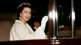 K&ouml;nigin Elizabeth II. (1926&ndash;2022) winkt w&auml;hrend eines Staatsbesuchs in den Niederlanden vom 25. bis 27. M&auml;rz 1958 aus einer Limousine.