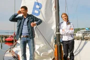 Noch ahnen Kommissar Hansen (Igor Jeftic, l.) und Controllerin Ortmann (Diana Staehly, r.) nicht, dass ihre Teilnahme bei einer Segelregatta in Gefahr ist. Noch ahnen Kommissar Hansen (Igor Jeftic, l.) und Controllerin Ortmann (Diana Staehly, r.) nicht, dass ihre Teilnahme bei einer Segelregatta in Gefahr ist.