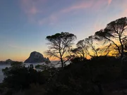 Es Vedrà im Sonnenuntergang. Es Vedrà im Sonnenuntergang.